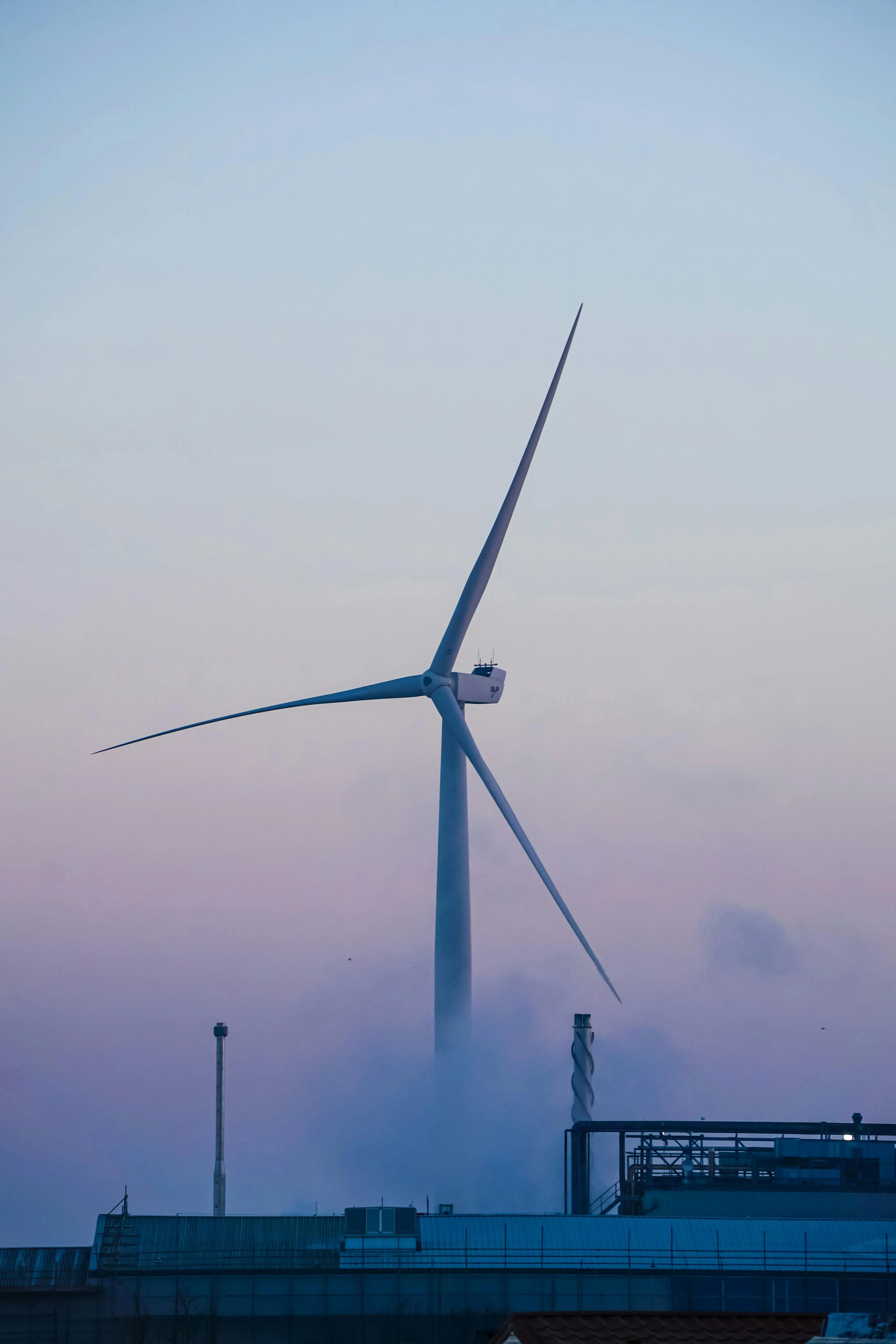 Turbina de viento con vapor de agua en su base