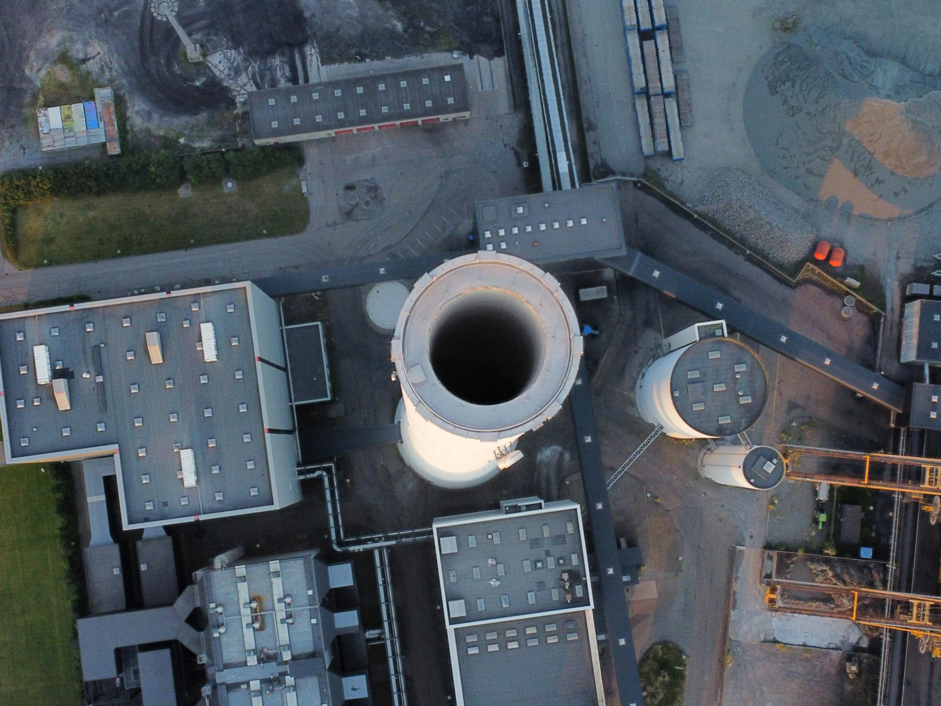 Vista aerial de una chimenea de vapor con edificios contiguos